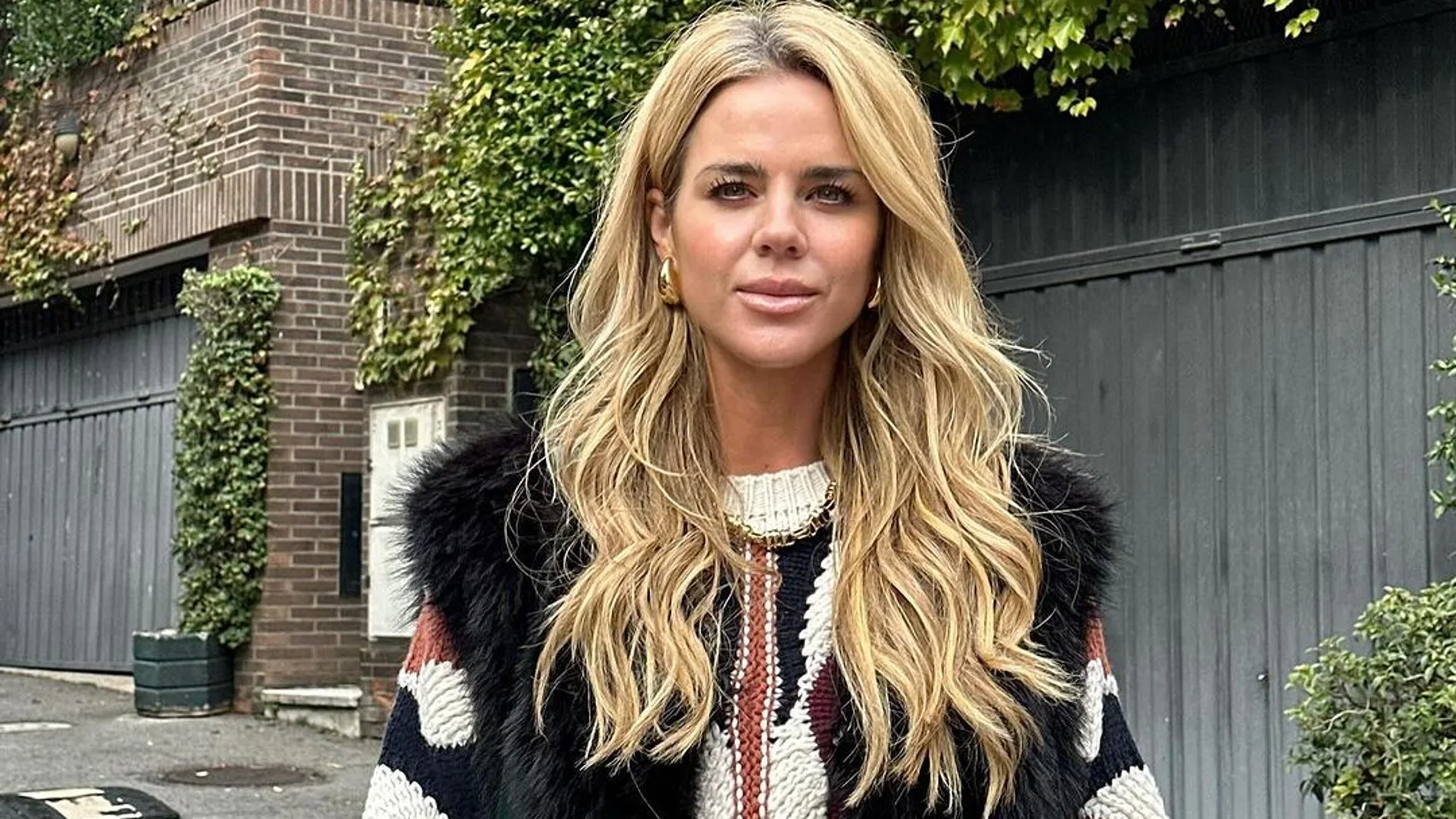 Amelia Bono con look abrigado.