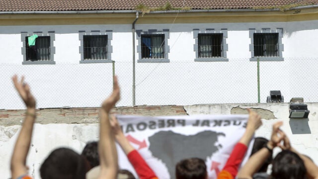 Un grupo de jóvenes muestra su apoyo a los presos de ETA frente a la cárcel de Martutene.