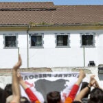 Un grupo de jóvenes muestra su apoyo a los presos de ETA frente a la cárcel de Martutene.