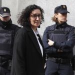 GRAF8831. MADRID, 23/03/2018.- fotografía de archivo del 19 de febrero de 2018 de la líder independentista catalana y número dos de ERC (republicanos de izquierda), Marta Rovira, que no acudió hoy a su comparecencia ante el Tribunal Supremo y decidió huir de España, según comunicó ella misma en una carta a la militancia de su partido. Rovira estaba citada hoy por el juez Pablo Llarena, que lleva en en el Supremo el caso sobre la independencia de Cataluña, quien iba a comunicarle su procesamiento y estaba previsto que decidiera si tomaba contra ella medidas cautelares, como la prisión preventiva. La política catalana, junto a otros destacados líderes independentistas, está imputada por los presuntos delitos de rebelión, sedición y malversación de fondos públicos. "El exilio será un camino duro, pero es la única forma que tengo de recuperar mi voz política", afirma Rovira en esa misiva. EFE/Archivo/Javier Lizón