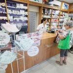 Persona mayor comprando medicamentos en una farmacia