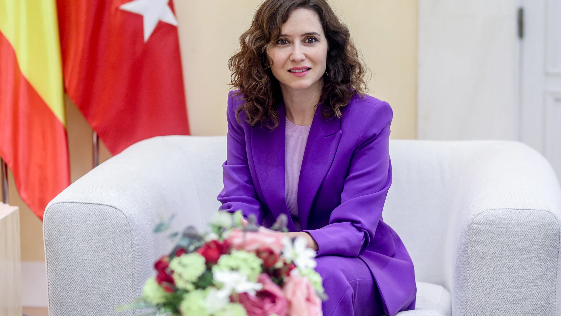 La presidenta de la Comunidad de Madrid, Isabel Díaz Ayuso, durante una reución con el presidente electo de la República del Ecuador, en la Real Casa de Correos, a 3 de noviembre de 2023, en Madrid (España). El empresario Daniel Noboa fue elegido en las elecciones de octubre, y será con 35 años, el presidente más joven de la historia de Ecuador, sucediendo en el cargo a Guillermo Lasso.03 NOVIEMBRE 2023;ECUADOR;DANIEL NOBOA;AYUSO;ECUADOR;EMBAJADORRicardo Rubio / Europa Press03/11/2023
