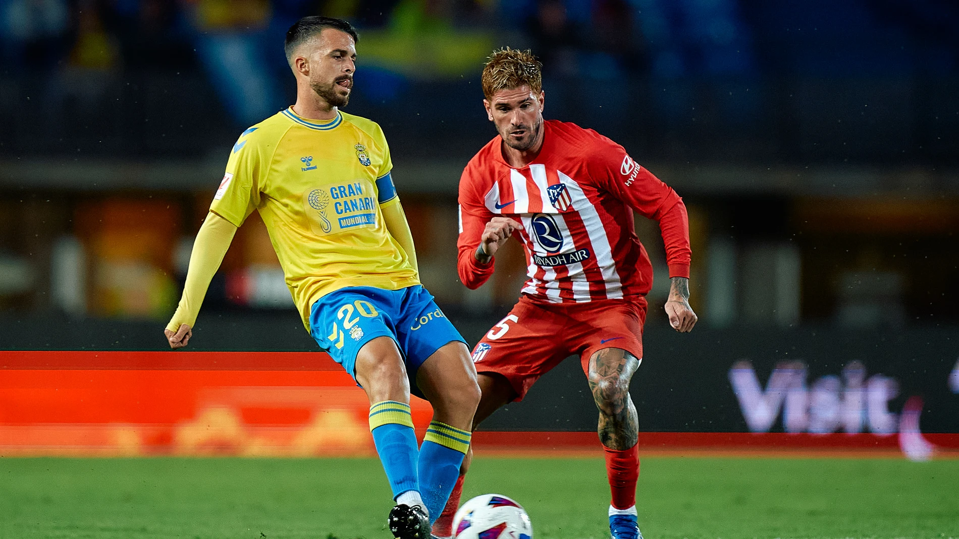 Kirian Rodriguez of UD Las Palmas and Rodrigo de Paul of Atletico de Madrid in action during the Spanish league, La Liga EA Sports, football match played between UD Las Palmas and Atletico de Madrid at Estadio Gran Canaria on October 22, 2023, in Las Palmas de Gran Canaria, Spain. AFP7 03/11/2023 ONLY FOR USE IN SPAIN