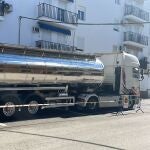 Un camión cisterna que suministra agua a los vecinos
