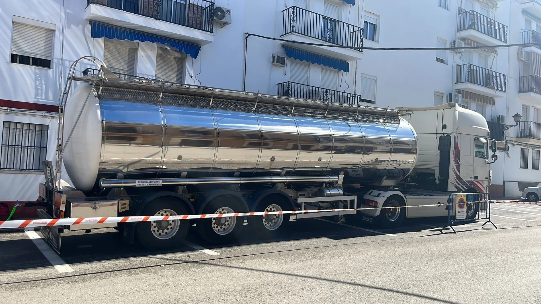 Un camión cisterna que suministra agua a los vecinos