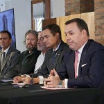  El director general de Fundos, José María Viejo (D), y el director del Museo Casa Botines Gaudí, Raúl Fernández (CD), presentan el plan de reestructuración del edificio junto al arquitecto del proyecto, Félix Compadre, y el jefe de obra, Jaime Represa