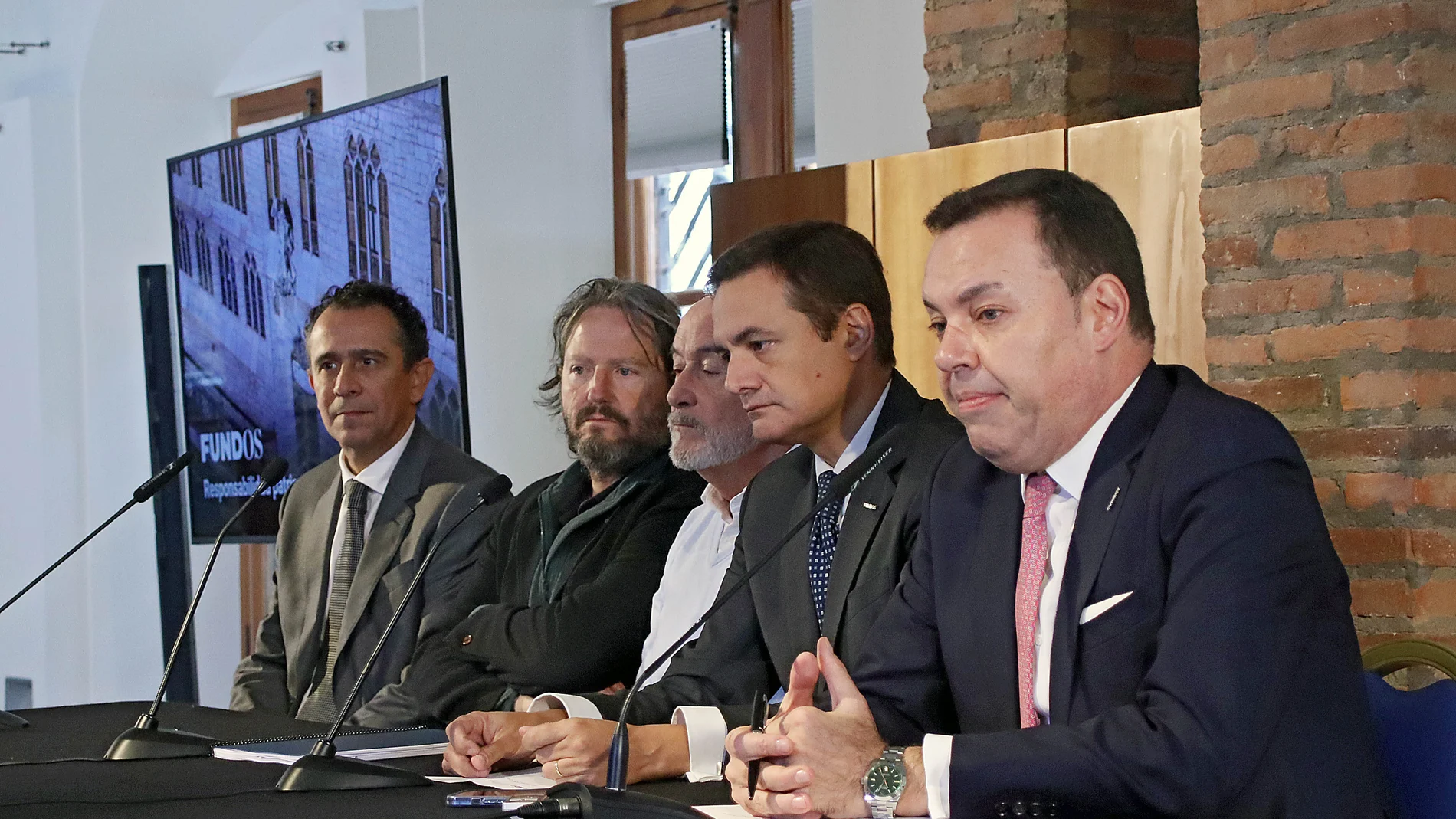 El director general de Fundos, José María Viejo (D), y el director del Museo Casa Botines Gaudí, Raúl Fernández (CD), presentan el plan de reestructuración del edificio junto al arquitecto del proyecto, Félix Compadre, y el jefe de obra, Jaime Represa