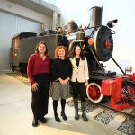 La directora del Instituto de Transición Justa, Laura Martín, junto a la directora de la Fundación Ciudad de la Energía, Yashodara López, y la presidenta del Consorcio del tren turístico Ponfeblino, Alicia García, durante la firma de la cesión de la locomotora nº 9 para este proyecto