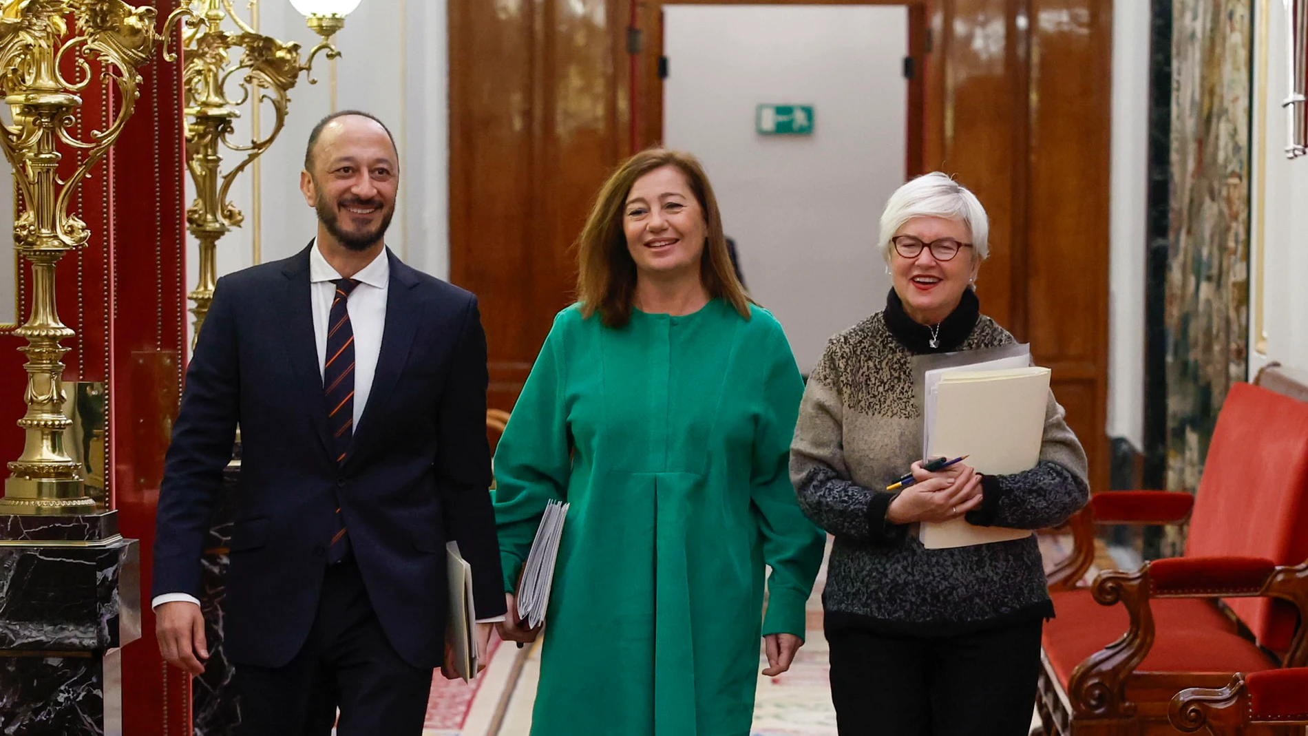 MADRID, 03/11/2023.- La presidenta del Congreso, Francina Armengol (d), y los diputados socialistas Alfonso Rodríguez de Celis (i) e Isaura Leal a su llegada a la reunión que la Mesa del Congreso celebrada este viernes. EFE/Mariscal