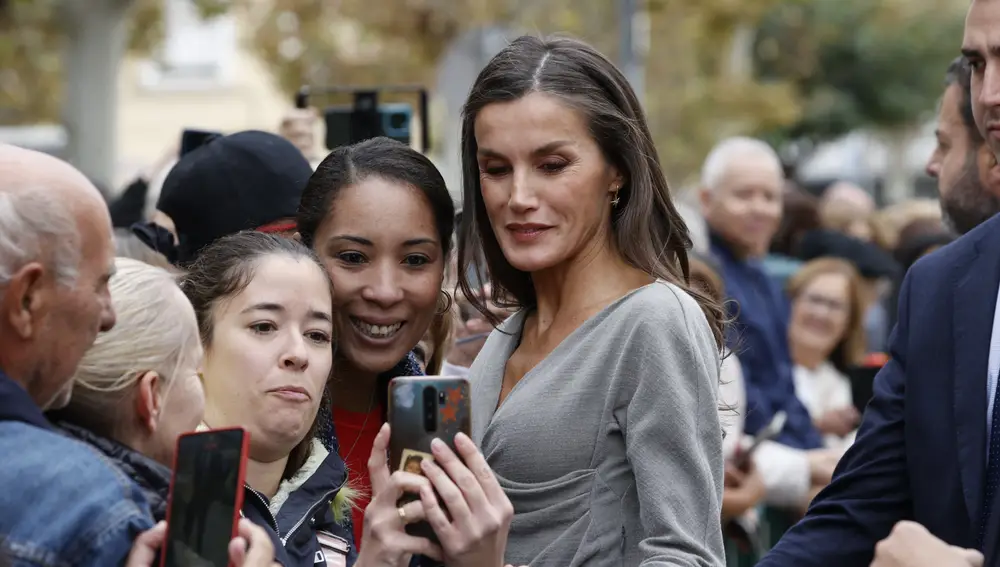 La Reina Letizia se da un baño de masas en Tudela