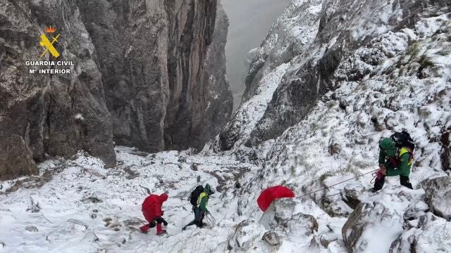 Rescatados un padre y su hijo en Picos de Europa (Cantabria) durante un temporal de nieve y ventisca