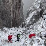 Rescatados un padre y su hijo en Picos de Europa (Cantabria) durante un temporal de nieve y ventisca