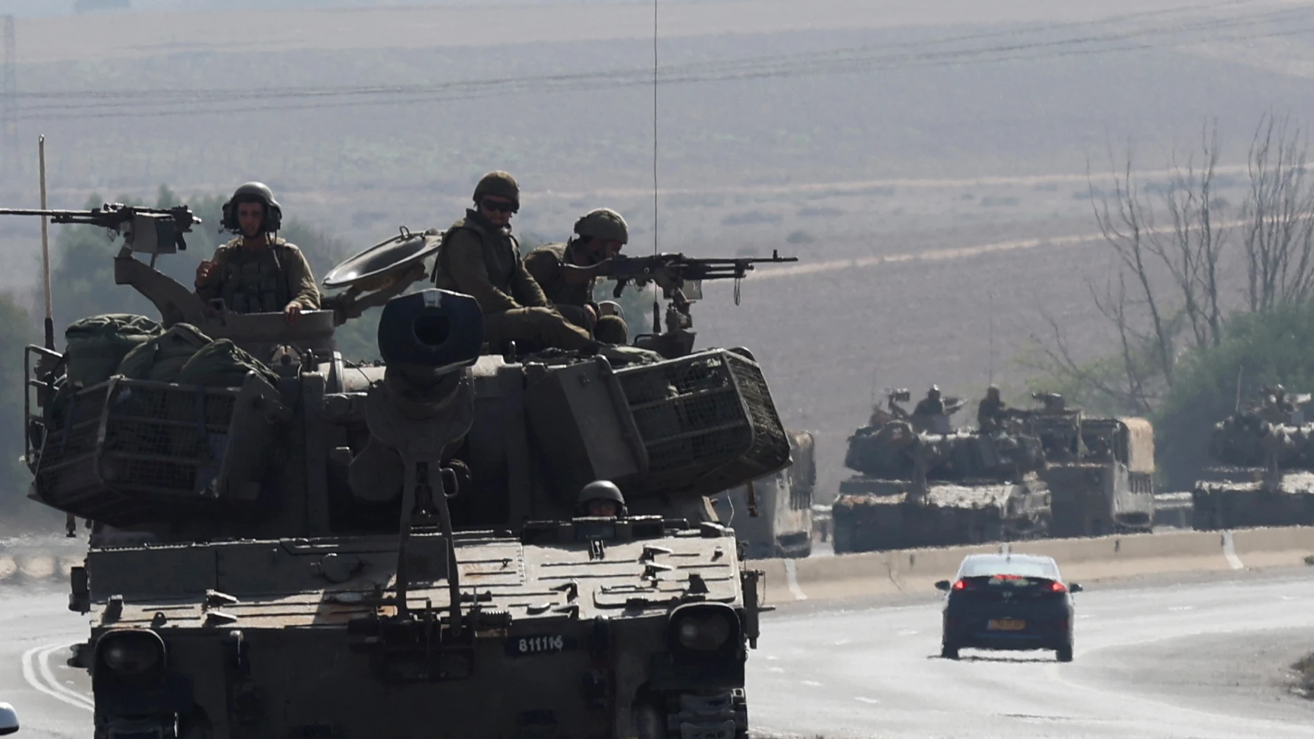 Undisclosed (Israel), 03/11/2023.- An Israeli artillery unit moves toward the border with the Gaza Strip, southern Israel, 03 November 2023. More than 9,000 Palestinians and at least 1,400 Israelis have been killed, according to the Israel Defense Forces (IDF) and the Palestinian health authority, since Hamas militants launched an attack against Israel from the Gaza Strip on 07 October, and the Israeli operations in Gaza and the West Bank which followed it. Israeli military spokesperson Danie...