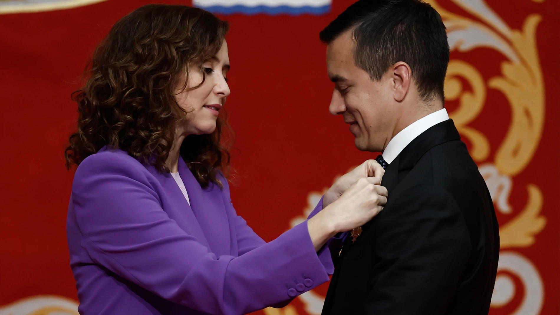MADRID, 03/11/2023.- La presidenta de la Comunidad de Madrid, Isabel Díaz Ayuso, impone la Medalla Internacional de la Comunidad de Madrid al presidente electo de la República del Ecuador, Daniel Noboa, este viernes en Madrid. EFE/Sergio Pérez