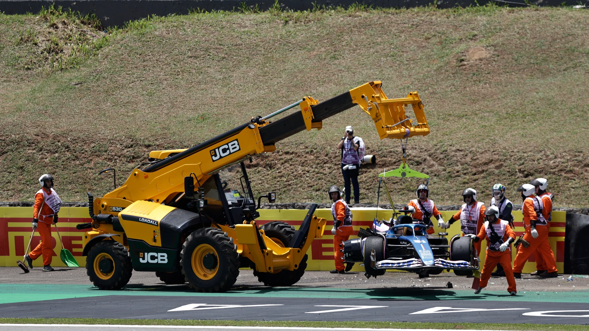 AME3783. SAO PAULO (BRASIL), 04/11/2023.- El monoplaza del francés Esteban Ocon de Alpine es remolcado luego de accidentarse hoy, en el sprint shootout previo al Gran Premio de Brasil de Fórmula 1, en el circuito de Interlagos, en Sao Paulo (Brasil). EFE/ Isaac Fontana