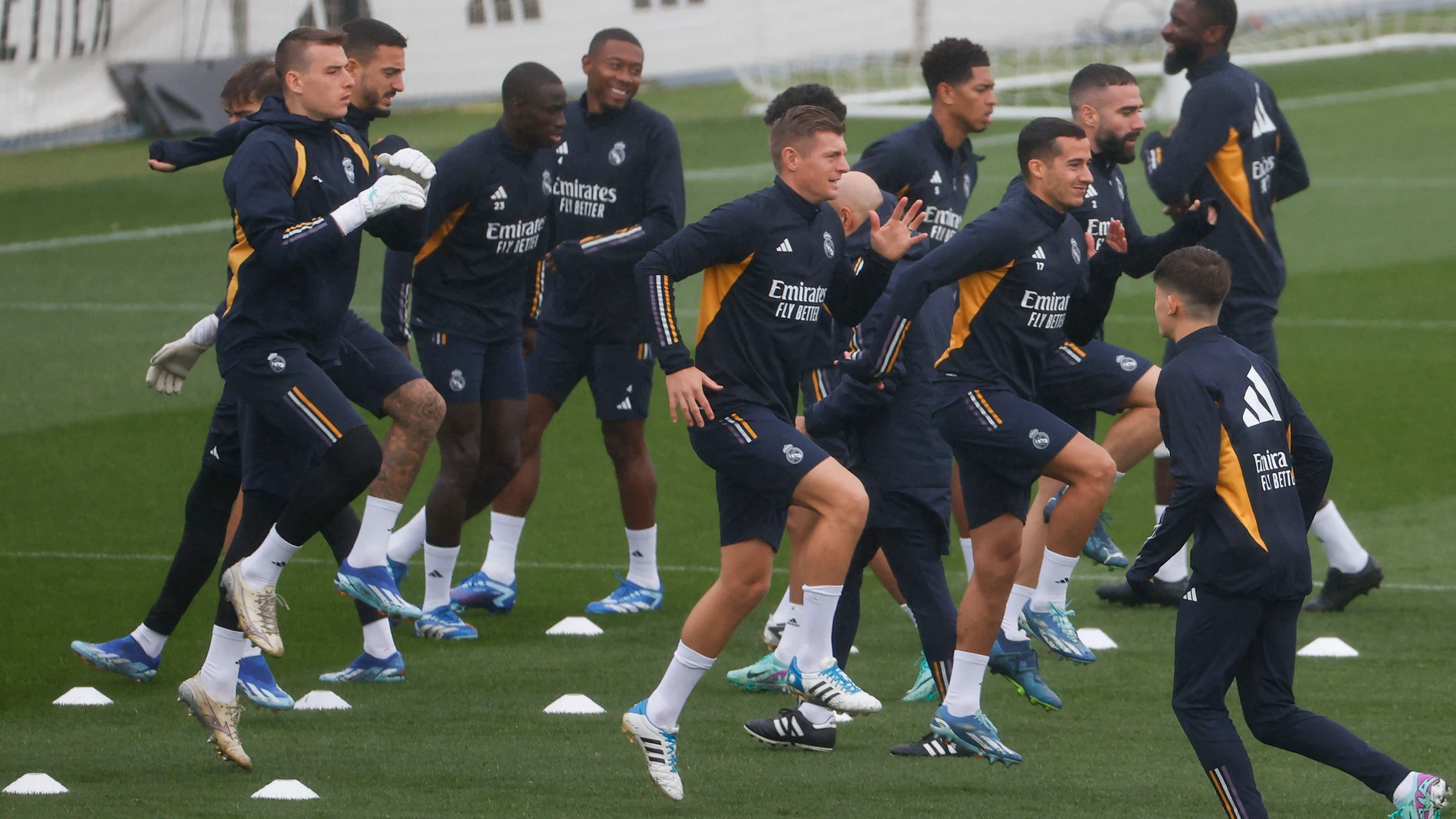 MADRID (ESPAÑA), 04/11/2023.- Los jugadores del Real Madrid durante el entrenamiento del equipo este sábado, previo al partido de LaLiga EA Sports que disputarán el domingo en el Santiago Bernabéu ante el Rayo Vallecano. EFE/ Juan Carlos Hidalgo