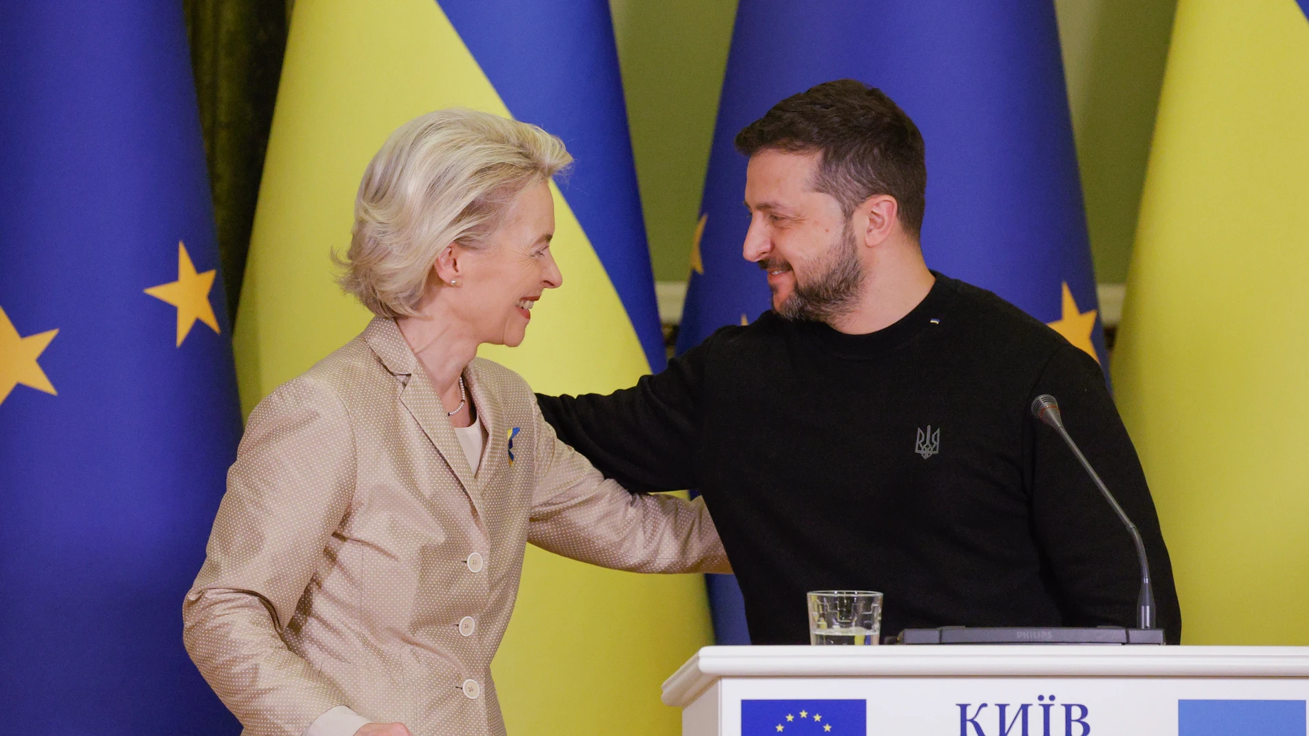 Kyiv (Ukraine), 04/11/2023.- Ukraine's President Volodymyr Zelensky (R) and President of the European Commission Ursula von der Leyen (L) react as they address a joint press conference following their meeting in Kyiv, Ukraine, 04 November 2023. Von der Leyen arrived in Kyiv to meet with top Ukrainian officials amid the Russian invasion. (Rusia, Ucrania, Kiev) EFE/EPA/SERGEY DOLZHENKO 33483
