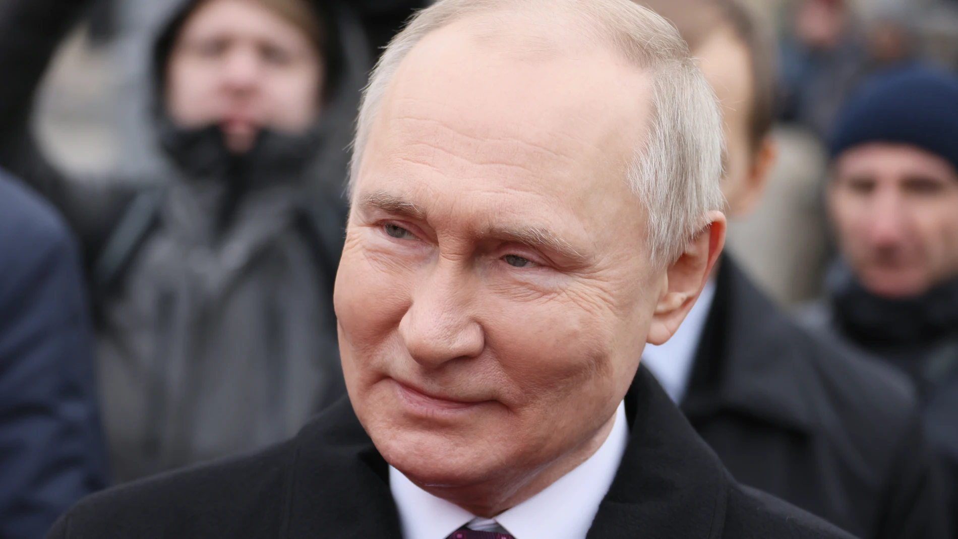 Moscow (Russian Federation), 03/11/2023.- Russian President Vladimir Putin attends a flower-laying ceremony at the monument to Citizen Kuzma Minin and Prince Dmitry Pozharsky on the National Unity Day in Red Square, in Moscow, Russia, 04 November 2023. The National Unity Day (or Day of People's Unity) celebrate this year from 04 to 07 November. In the Soviet times military parade 07 November was the central holiday of the year and marked Great October (Bolshevik revolution). (Rusia, Moscú) EF...