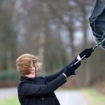 Mujer llevada por el viento 