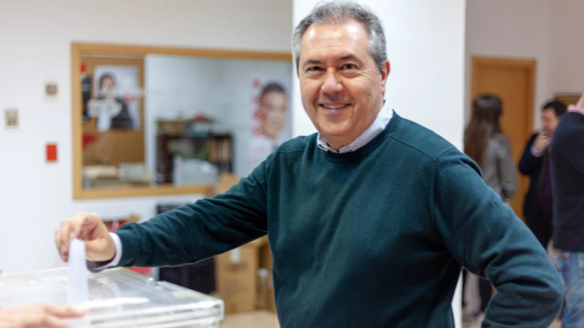 El secretario general del PSOE-A, Juan Espadas, vota en la consulta a la militancia sobre el acuerdo con Sumar para un gobierno de coalición. En la agrupación Centro del PSOE de Sevilla. CUENTA DE JUAN ESPADAS EN LA RED 04/11/2023