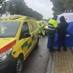 Los equipos de Emergencias trabajan en la avenida Arcas del Agua, lugar del fallecimiento de una mujer de 39 años con varias heridas de arma blanca, este sábado, en Getafe (Madrid). 