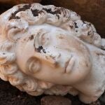 Descubren la cabeza de una estatua de Alejandro Magno