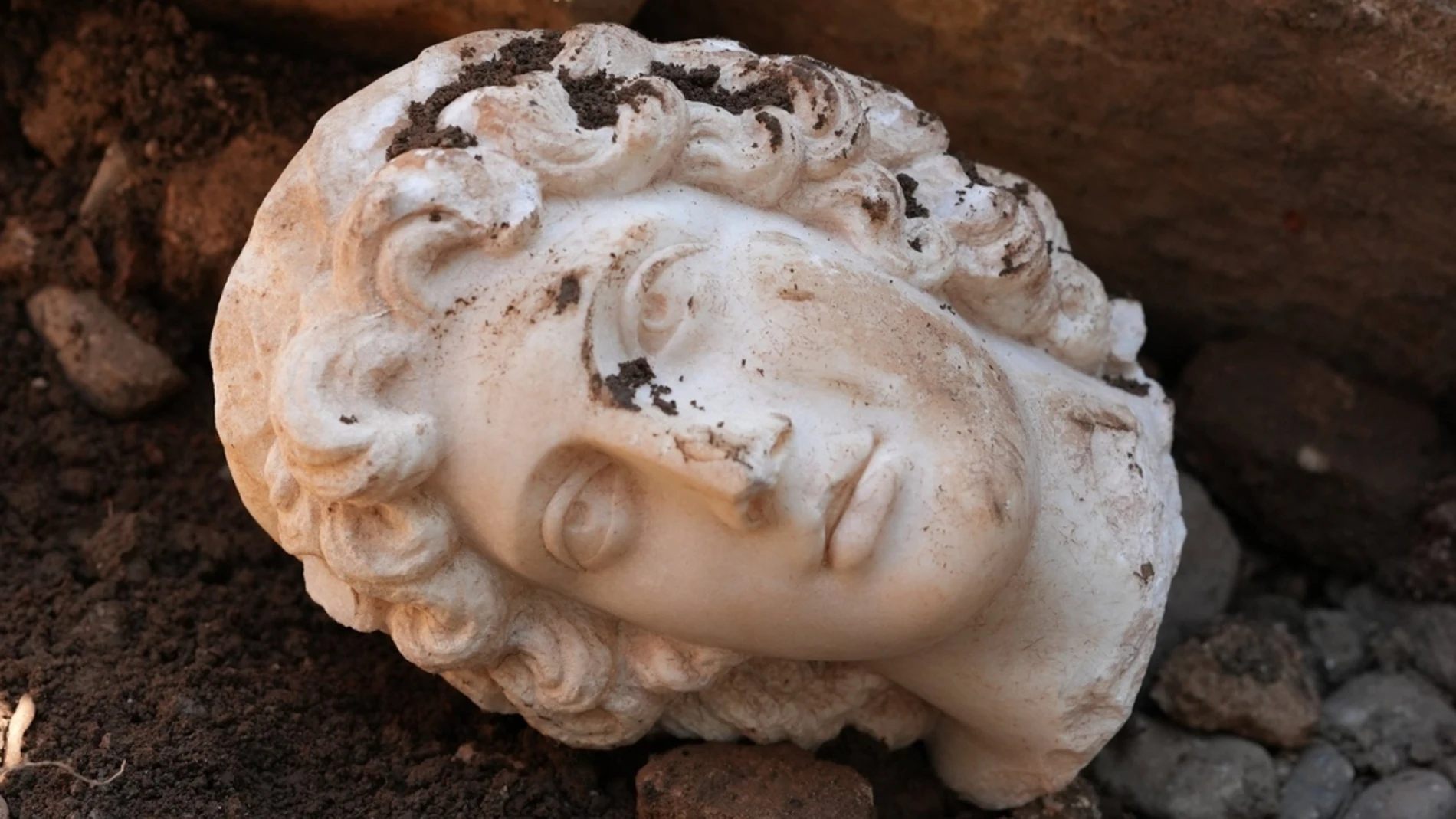 Descubren la cabeza de una estatua de Alejandro Magno