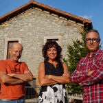  El alcalde del municipio leonés de Reyero, Gregorio Alonso (I); la gestora del albergue de Pallide, Begoña González, y el técnico de gestión del proyecto Bioreyero, Álvaro de la Puente (D)