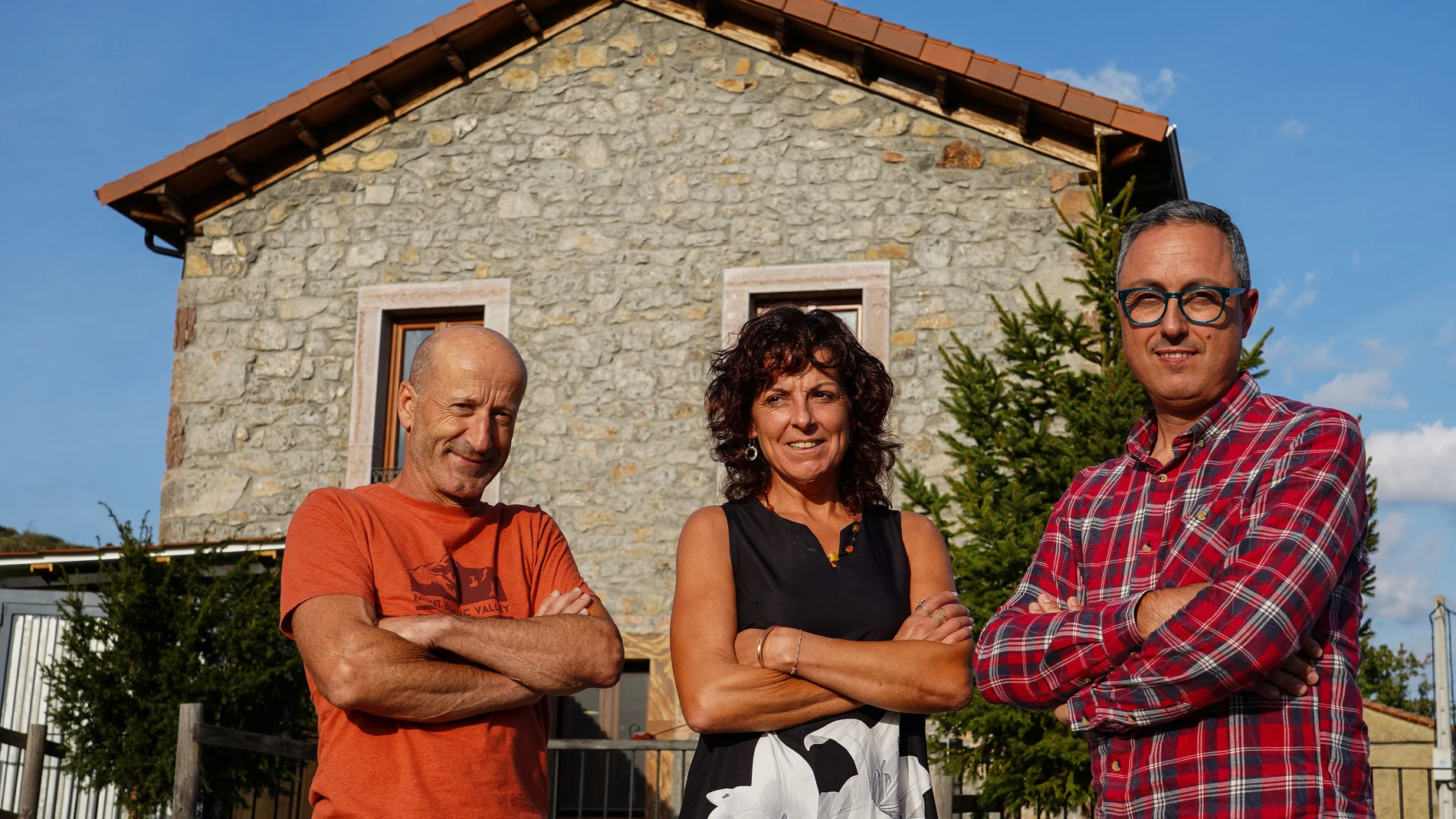 El alcalde del municipio leonés de Reyero, Gregorio Alonso (I); la gestora del albergue de Pallide, Begoña González, y el técnico de gestión del proyecto Bioreyero, Álvaro de la Puente (D)