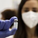  Una enfermera muestra un vial de la vacuna contra la viruela del mono en el centro de Vacunación Regional.