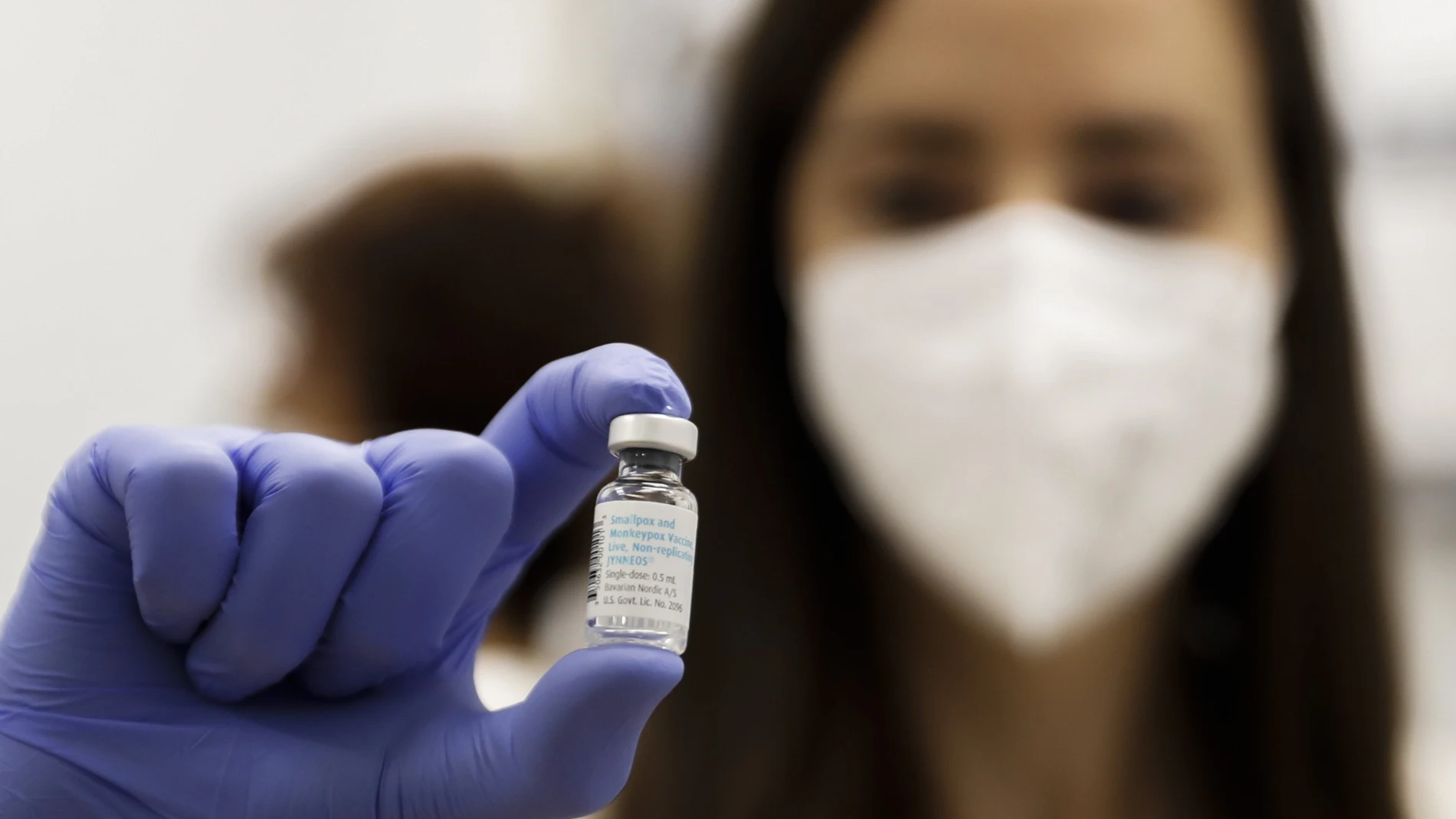 Una enfermera muestra un vial de la vacuna contra la viruela del mono en el centro de Vacunación Regional.