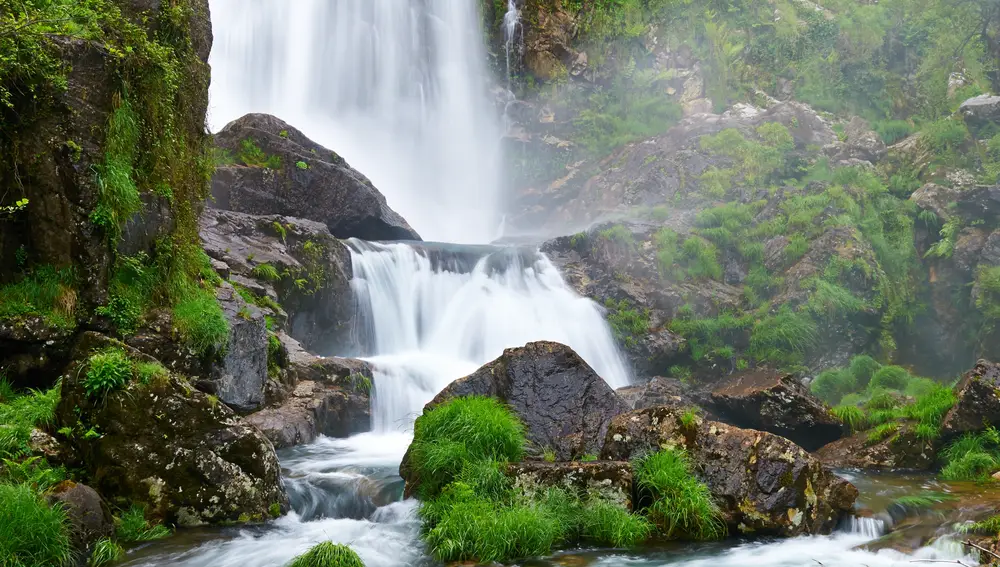 Cascada del río Belelle en Neda, Galicia, España