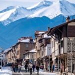 Calle del pueblo Bansko en Bulgaria