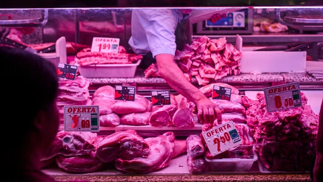 Precios de los alimentos en el Mercado Maravillas en el barrio madrileño de Cuatro Caminos.