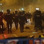 Agentes de la Policía Nacional intervienen durante la concentración de este lunes frente a la sede del PSOE en la calle Ferraz, en Madrid, contra los pactos de investidura del presidente en funciones, Pedro Sánchez, que incluyen una ley de amnistía. 