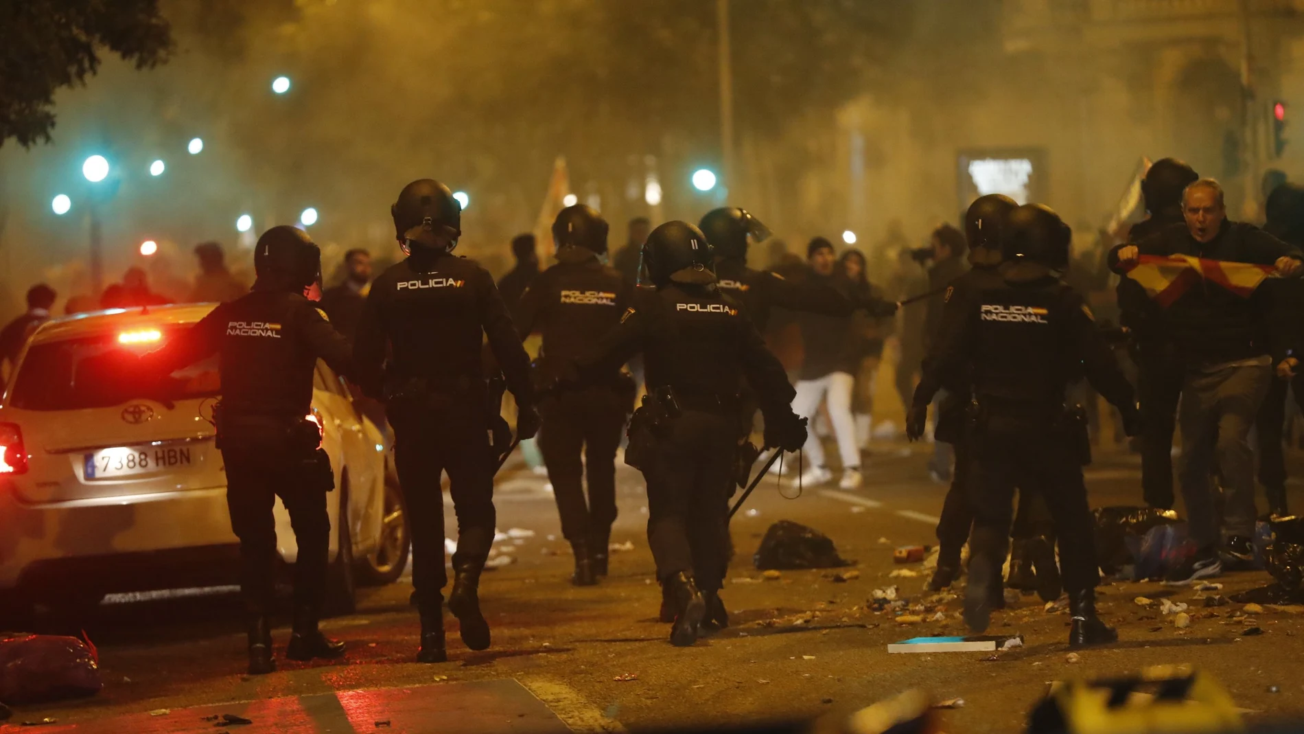 Agentes de la Policía Nacional intervienen durante la concentración de este lunes frente a la sede del PSOE en la calle Ferraz, en Madrid, contra los pactos de investidura del presidente en funciones, Pedro Sánchez, que incluyen una ley de amnistía.