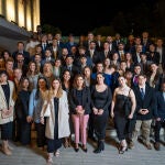 La consejera de Empleo, Empresa y Trabajo Autónomo de la Junta de Andalucía, Rocío Blanco, posa junto a los graduados de la tercera edición de Talento Cruzcampo
