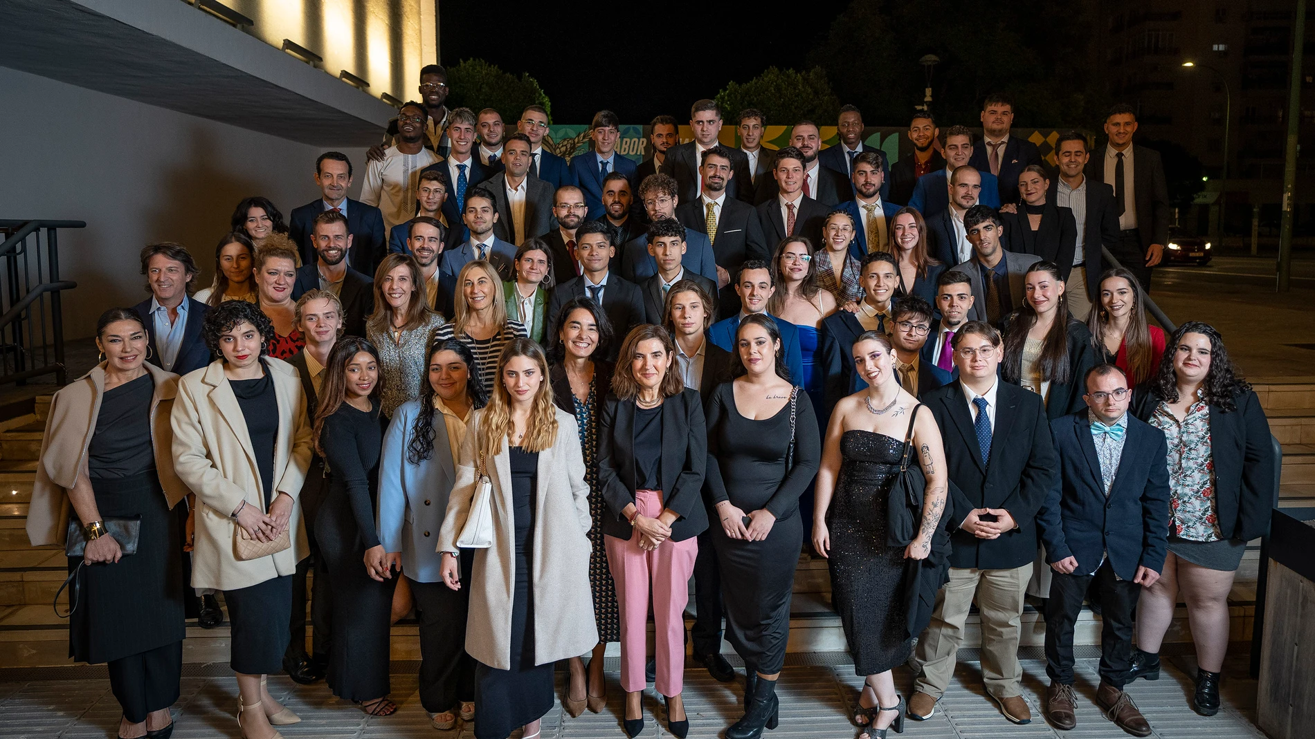 La consejera de Empleo, Empresa y Trabajo Autónomo de la Junta de Andalucía, Rocío Blanco, posa junto a los graduados de la tercera edición de Talento Cruzcampo