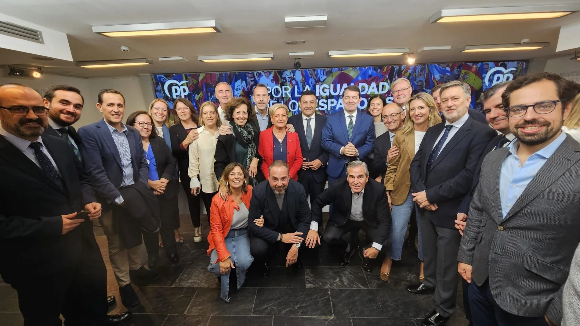 Foto de familia de Mañueco con los parlamentarios del PP antes de la reunión en la sede del partido