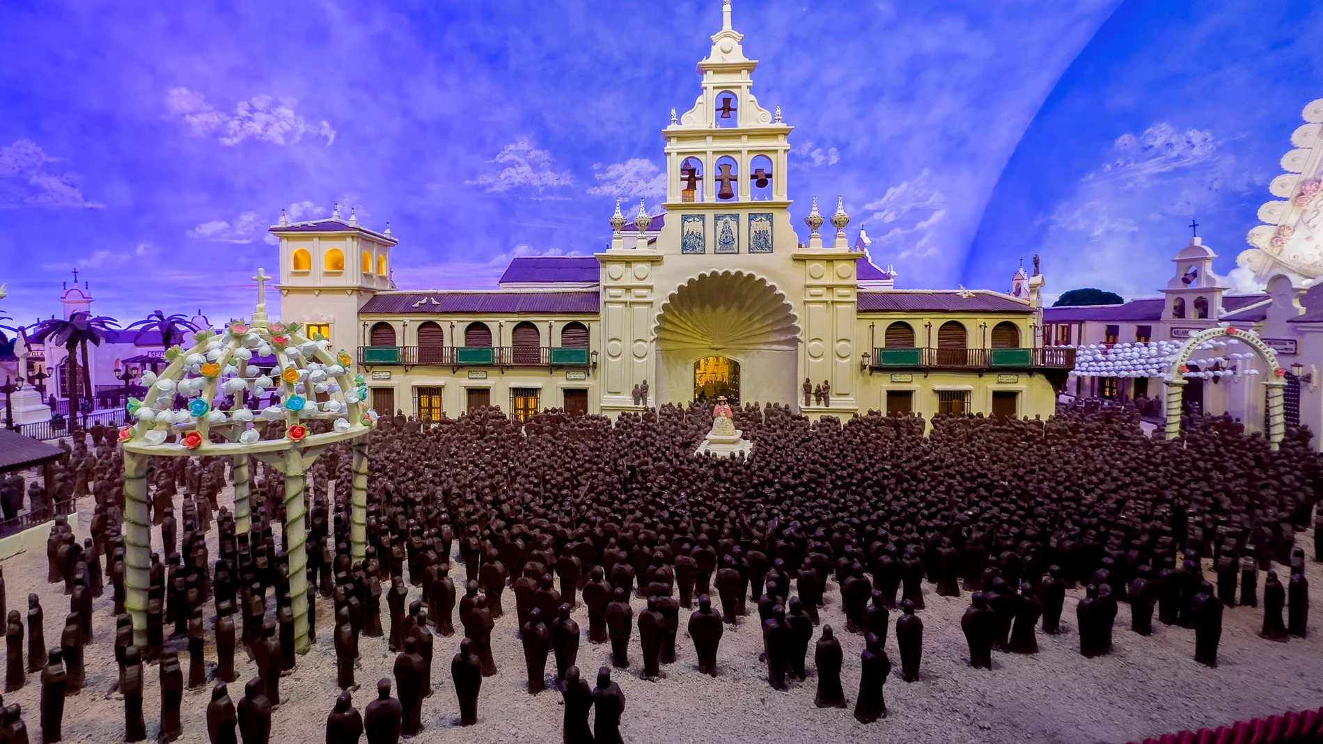 ESTEPA (SEVILLA), 06/11/2023.- Vista de la Ermita del Rocío recreada en chocolate. Estepa atrae cada año a miles de personas no solo en busca de sus mantecados, sino para ver las curiosas ciudades de chocolate que se construyen, y este año está dedicada a la virgen del Rocío con más de 2.000 kilos de chocolate en una superficie de 60 metros cuadrados. EFE/ David Arjona
