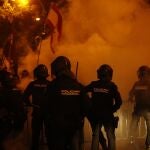  Agentes de la Policía Nacional intervienen durante la concentración frente a la sede del PSOE en la calle Ferraz, en Madrid, contra los pactos de investidura del presidente en funciones, Pedro Sánchez