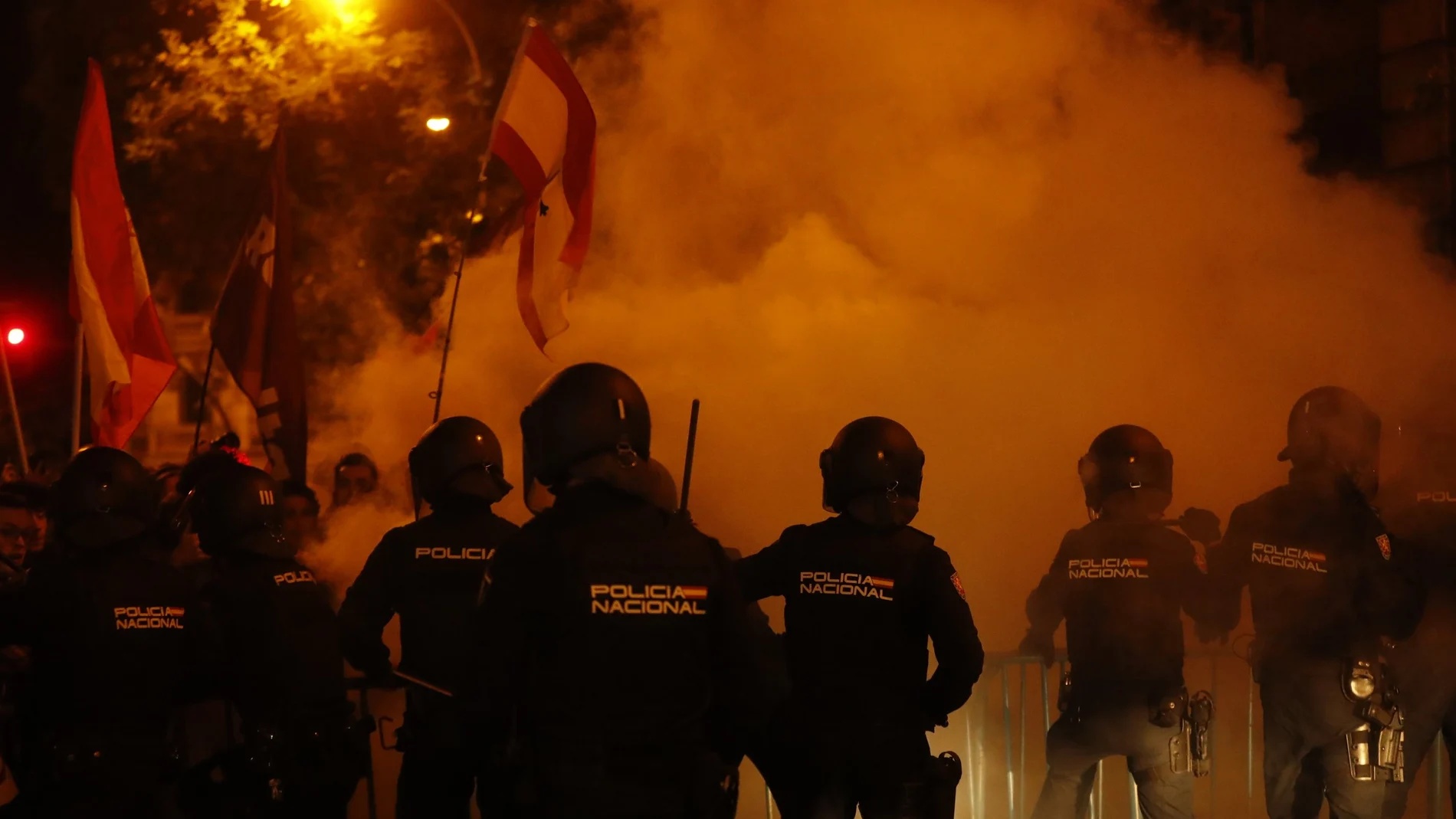 Agentes de la Policía Nacional intervienen durante la concentración frente a la sede del PSOE en la calle Ferraz, en Madrid, contra los pactos de investidura del presidente en funciones, Pedro Sánchez