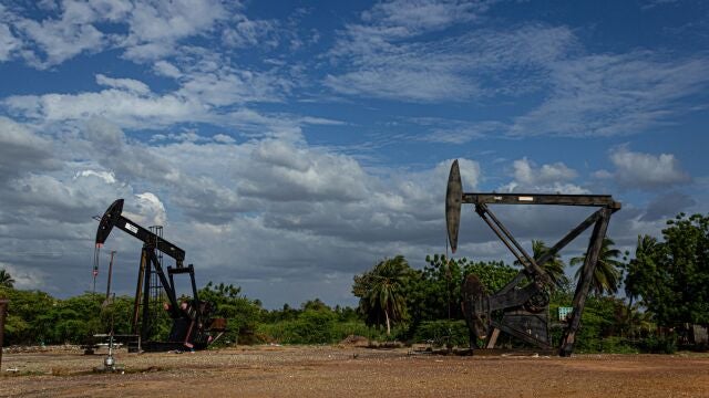 Vista externa de un balanc&iacute;n extractor de petroleo, hoy, en Cabimas (Venezuela).