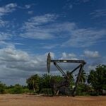Vista externa de un balanc&iacute;n extractor de petroleo, hoy, en Cabimas (Venezuela).