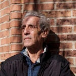 José Peña, madrileño de 64 años, este lunes en Madrid en una calle cercana a una oficina de las ONGs Hogar Sí y Provivienda que le ayudan a recuperar "una vida normal" 