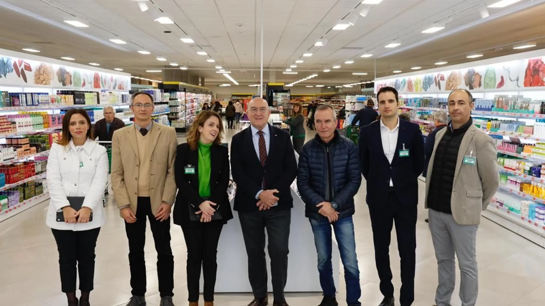 El alcalde de Valladolid, Jesús Julio Carnero, en la inauguración del nuevo supermercado ecoeficiente de Mercadona en Valladolid