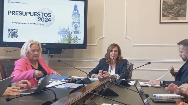 La alcaldesa junto a los tenientes de alcalde, Ferrer San Segundo y Badenas