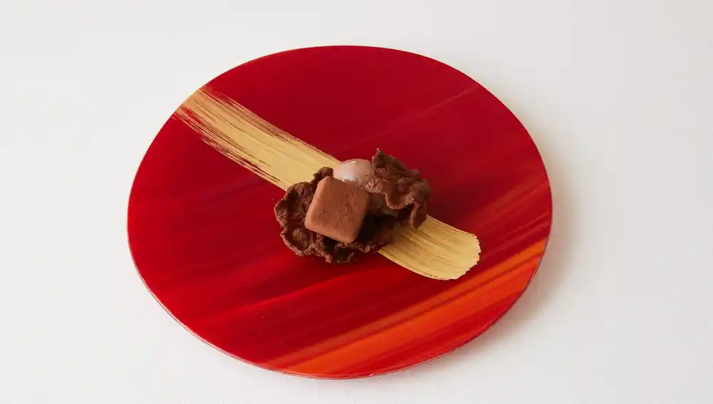 Chocolate, vainilla y tendones fritos al cacao