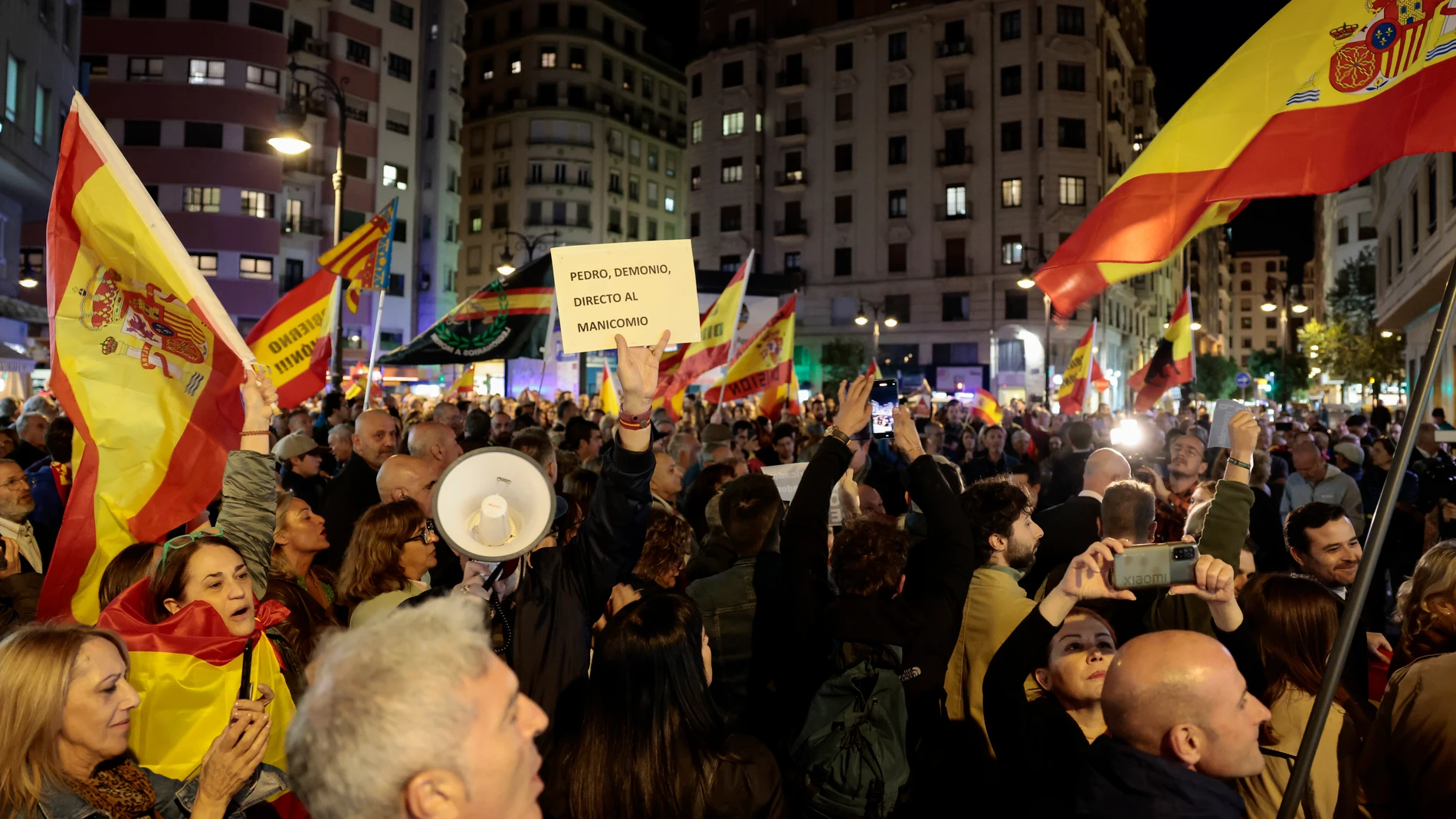 GRAFCVA6643. VALENCIA, 06/11/2023.- Concentración este lunes frente a la sede del PSPV-PSOE en Valencia contra los pactos de investidura del presidente en funciones, Pedro Sánchez, que incluyen una ley de amnistía. EFE/Ana Escobar