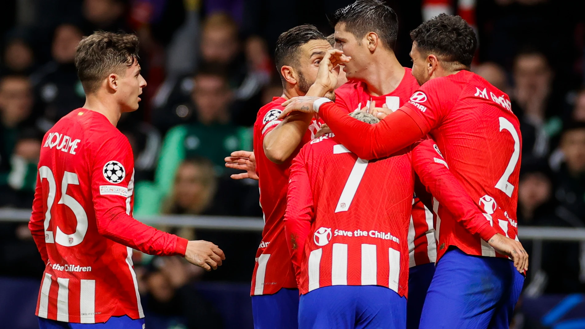 MADRID, 07/11/2023.- Los jugadores del Atlético de Madrid celebran el segundo gol del equipo rojiblanco durante el encuentro correspondiente a la fase de grupos de la Liga de Campeones que disputan hoy martes frente al Celtic en el estadio Metropolitano, en Madrid. EFE / Javier Lizón.